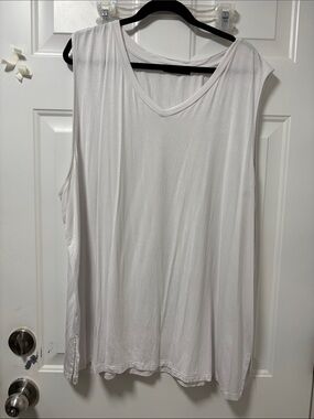 Lightweight White V-Neck Sleeveless Tank Top